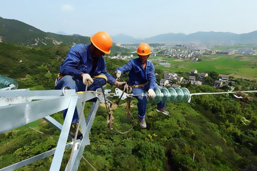危險(xiǎn)作業(yè)的電力工人
