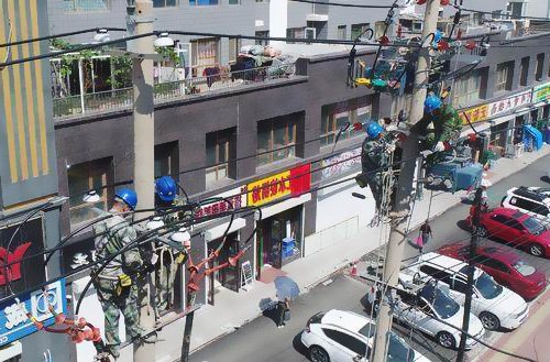200余工人昨撤除大馬路架空電線(xiàn)